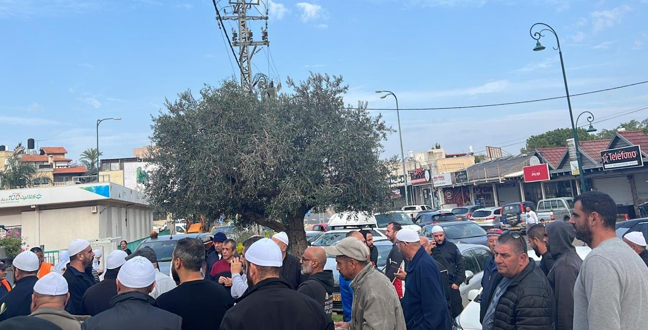 مظاهرة أمام مبنى المجلس المحلي احتجاجًا على تفاقم العنف وإطلاق النار في عسفيا